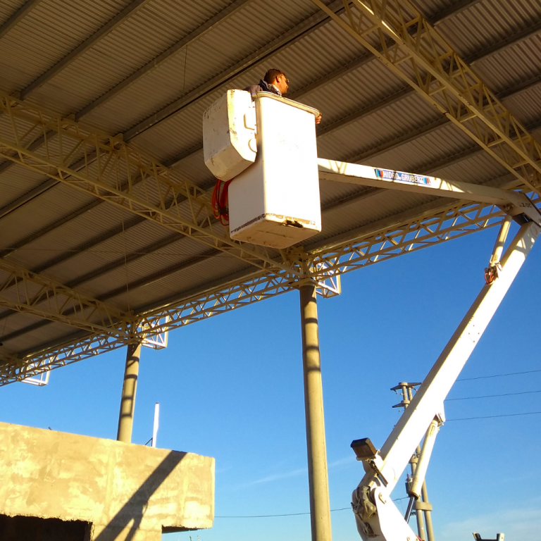 Técnico de TECNOFORZA SRL realizando trabajos eléctricos